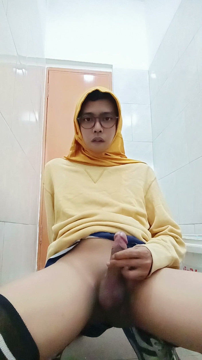 MaureenNadh: Lelaki Pondan Asia bertudung melancap di Tandas Pejabat