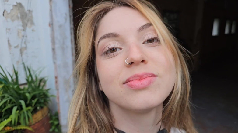 Keila Bassi: POV, Deine Freundin Lutscht Deinen Schwanz Am Gespenstisch