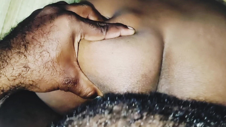 Gomathy: Tamilská dívka zkouší různé typy poloh