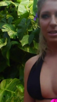 Gorąca blondynka sąsiadka palcami się na zewnątrz Następnie Dildo rucha się w domu