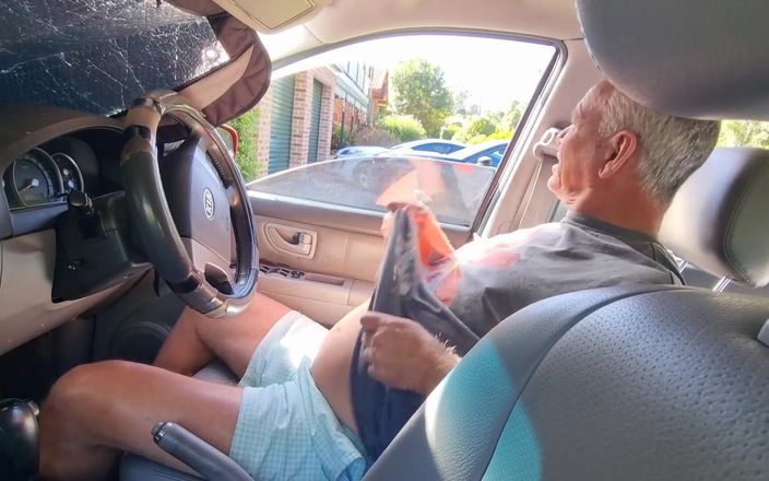 yogiyumyum: Wank in the Car