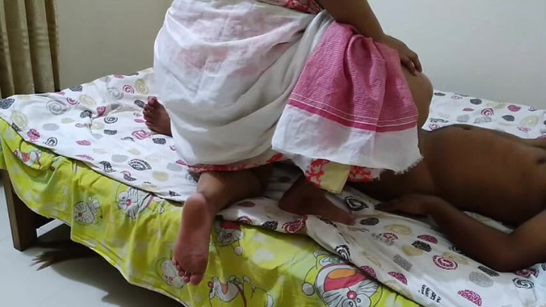 Aria Mia: Heiße desi-stiefmutter kommt im zimmer des stiefsohns und fickt ihn