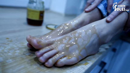 Czech Soles - foot fetish content: Pies descalzos en miel, un pie fetiche delicioso en primer...