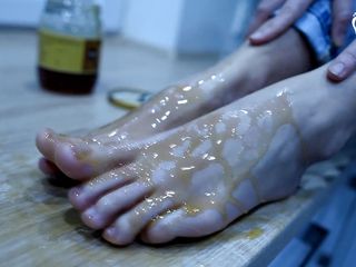 Czech Soles - foot fetish content: Pies descalzos en miel, un pie fetiche delicioso en primer...