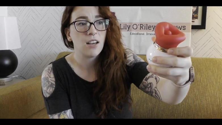 Lily O'Riley: Ulasan NSFW tentang Vibrator Ciuman Mengisap