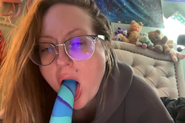 Honey Doll: Îmi exersez abilitățile de muie pe un vibrator