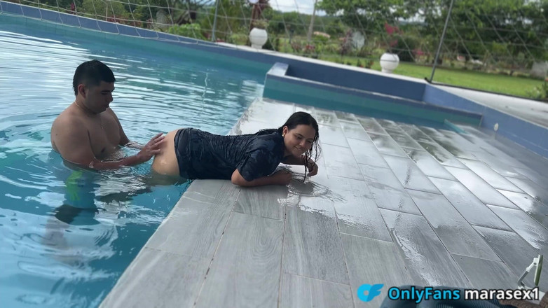 PronoiaMey: Seks di kolam dengan MILF berpantat besar