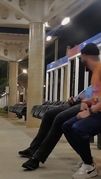 Busfahrer holt Fahrgast an der Haltestelle ab Video 2