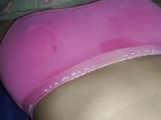 德西家庭主妇在在线视频通话中戏弄和取悦，巴基斯坦热辣性感的妻子在私人开斋场裸体脱衣舞