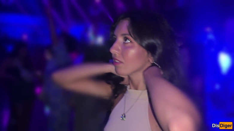 Dis Diger: Horny Girl Agreed to Have Sex in a Nightclub Toilet