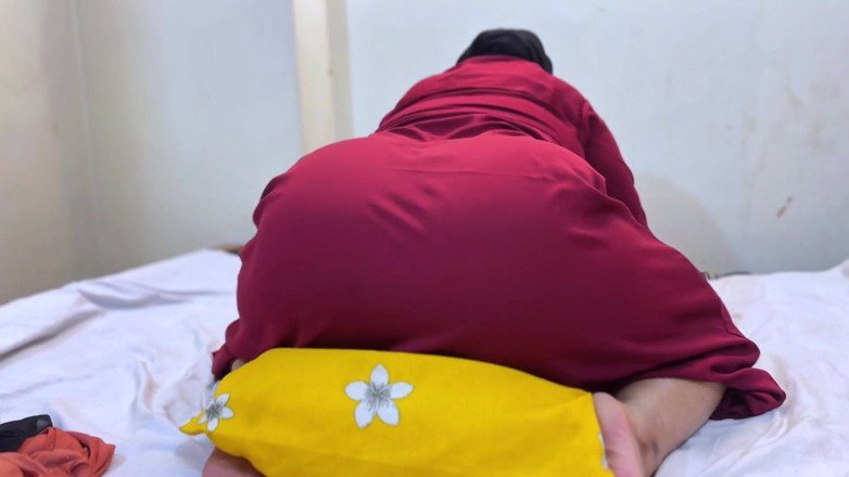 Aria Mia: Arabische stiefmoeder neukt mijn kussen op bed totdat ze klaarkom!