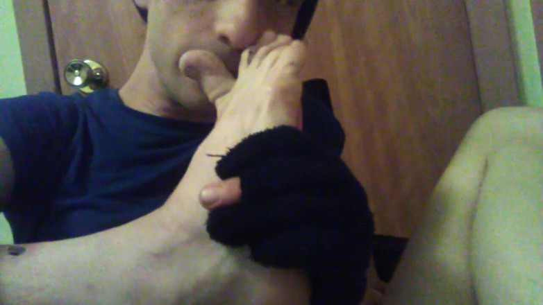 LilTaste: Oler y tocar mis pies sucios y calcetín en mi...