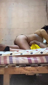 Casal atraente aproveitando um missionário infinito