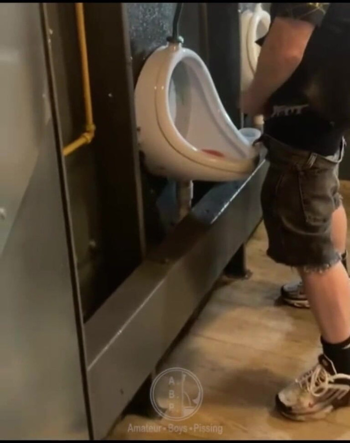 AmateurBoysPissing: Chico Amateur Atrapado En Urinario Público (no Puede Orinar, así Que...