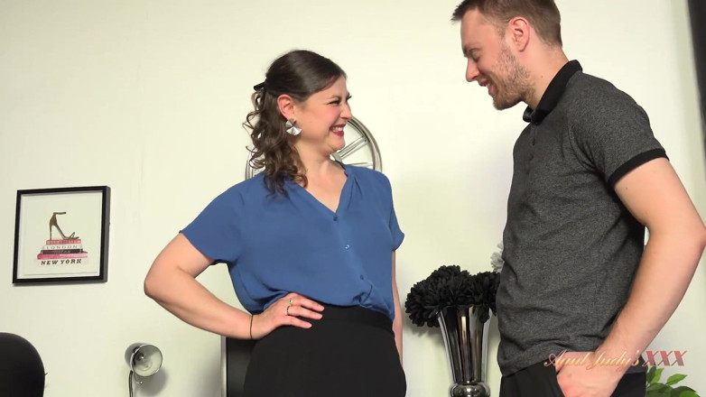 Aunt Judy's XXX: Linda jefa milf Lady Aurora se folla a su empleada