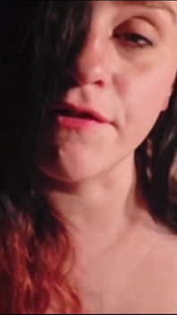 Lexi faz um vídeo para seu namorado fazendo o pau pequeno de alguém gozar