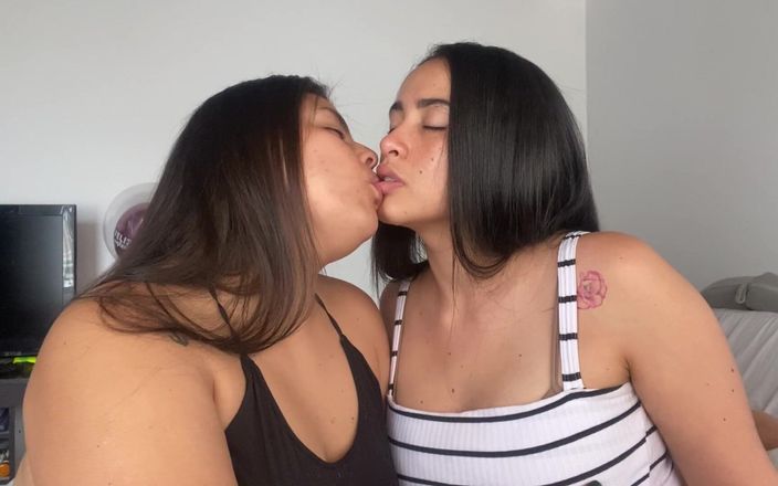 Zoe &amp; Melissa: Lesbianas besándose profundo apasionadamente