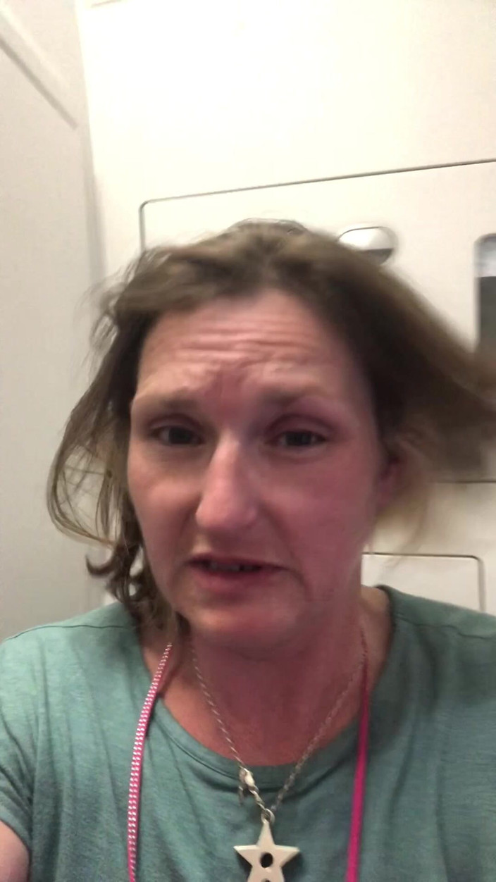 MistressWriggler: Enorme Piscio in Aereo Dopo Averlo Tenuto per Quattro Ore!