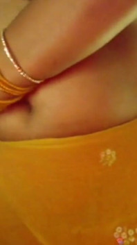 Chica con sujetador caliente, sexy prensa de tetas