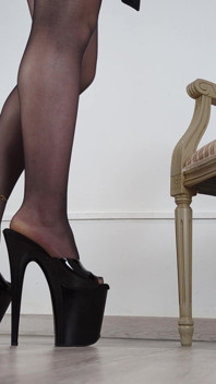 Schuhsammlung extrem high heels, schwarze glänzende stripperin mules - dame olga