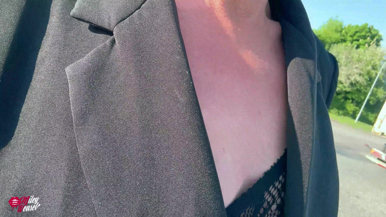 Miley Weasel: 금발 나일론 매춘부가 엉덩이를 묶고 섹스를 허용한다!!