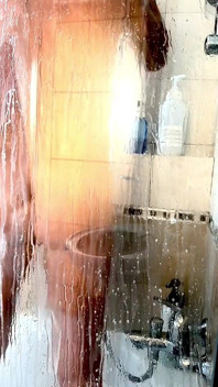 Tempo della doccia in camera da letto quale finestra e masturbandosi