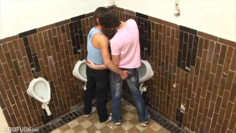 Raw Fuck: ハードコア高校の小便器アクション