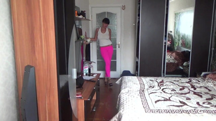 Sexy Milf: Kate сексуальная идет в штанах для йоги на высоких каблуках и коротком белом топе