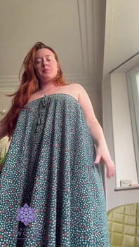 Grande rabo rabo batendo palmas em vestido de sol