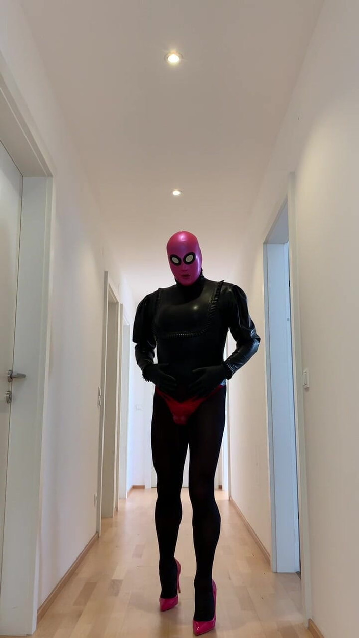 PervyLara: Maskovaná latexdoll