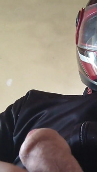 Penunggang motosikal dengan zakar besar dan monstrous