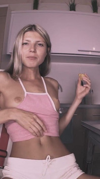 Fruit smoothie, Gina Gerson verplettert fruit met haar poesje en voeten