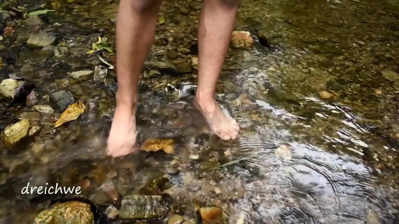 Dreichwe: Mandi kaki di sungai