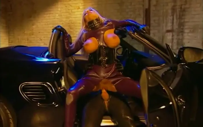 Vintage megastore: latex babe fucked in parking lot