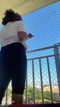 Séance de pet latina pulpeuse sur le balcon, gros cul relâchant des pets bruyants et puants dans la nature