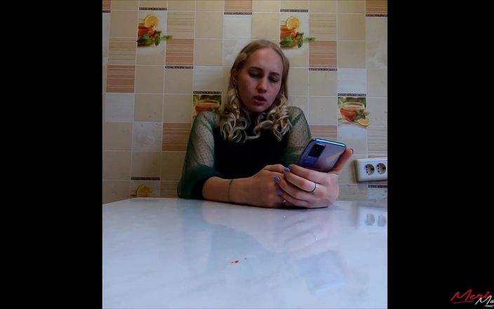 Meri-Mouse: La ragazza legge Harry Potter mentre è seduto sul vibratore