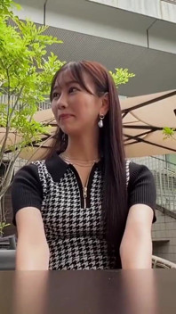 Si cantik tinggi 170cm dengan gaya sempurna, tubuh fleksibel menciptakan pose unik yang mengarah ke dalam momen creampie yang intens pertama