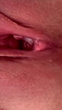내 피어싱된 클리토리스를 당기고 쭉 뻗고 내 보지를 밀기