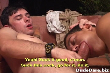 DudeDare: 放荡的士兵在三人行中被口交和屁股