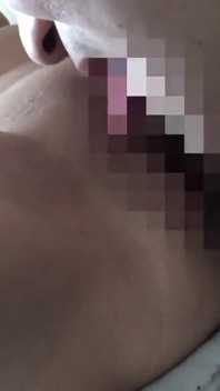 De vriendin van mijn vrouw bleef in mijn kamer en haar rijpe charme trok me langzaam dichterbij - ep2