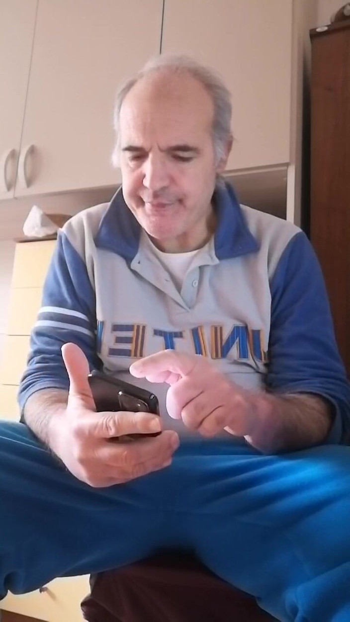 Setesesso7: 勃起したペニスを手で動かし、開いたお尻に指を入れる