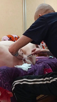 Si è rasato la figa carnosa della sua ragazza poi ha fatto un fisting prima di schizzare