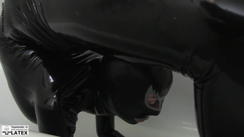 Fem Latex: Combinaison corps complet sous la douche