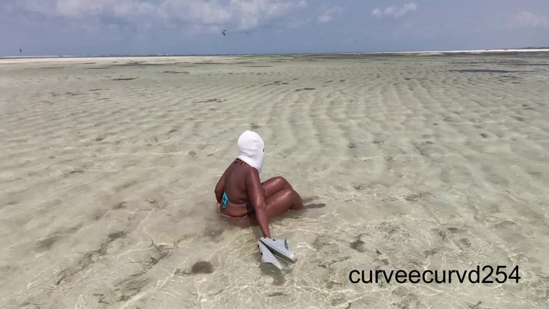 Curveecurvd254: Cewek Ini Pamer Twerking Di Pantai Umum Afrika