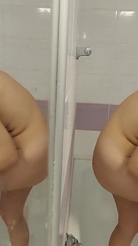 Sexy amateur-ehefrau rasiert ihre beine. Latina muschi-haare, dicke titten, dicker arsch
