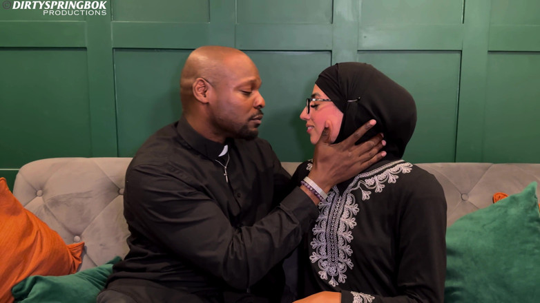 Aaliyah Yasin: Hijabi Aaliyah Yasin được ban phước bởi nước thánh của linh...