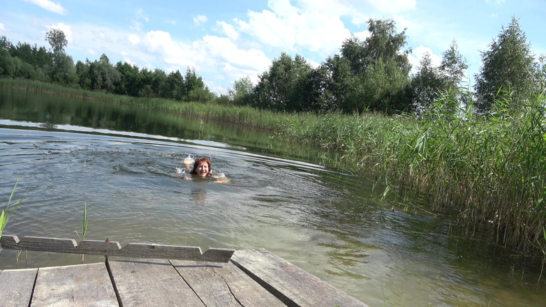 Hera Harding: Hera Harding Shows Wrinkled Feet After Swimming Naked