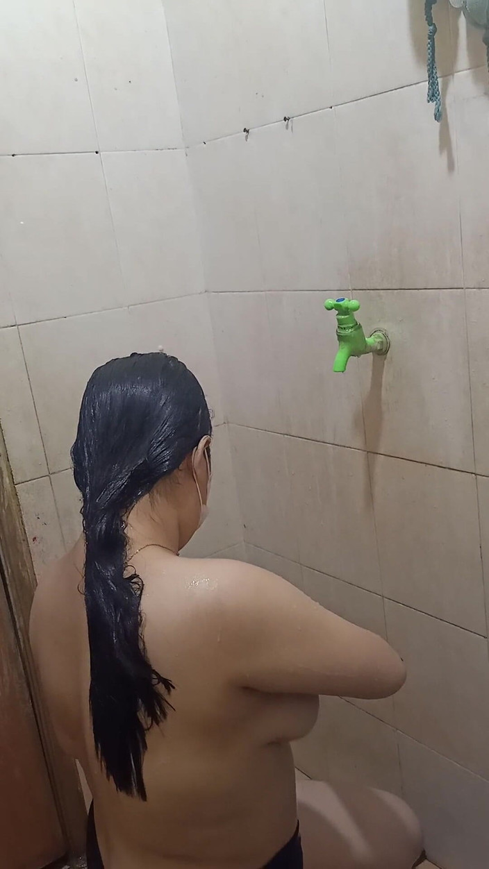 Vaginabig88: Fai un bagno con tua cognata fino al crot parte 1