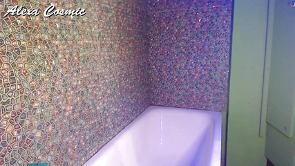 Alexa Cosmic: Tgirl Promočená v modré polo košili a kalhotách ve sprše....