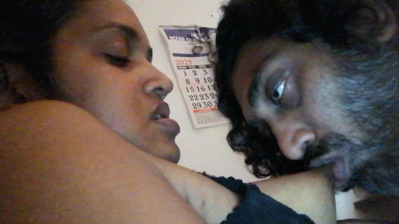 Tina Baby: Tanteku lagi asik godain toketnya yang aduhai